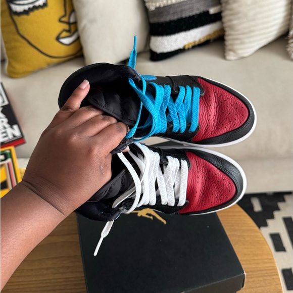 Jordan 1 Retro High OG Black/Powder Blue/Gym Red - Picture 7 of 9